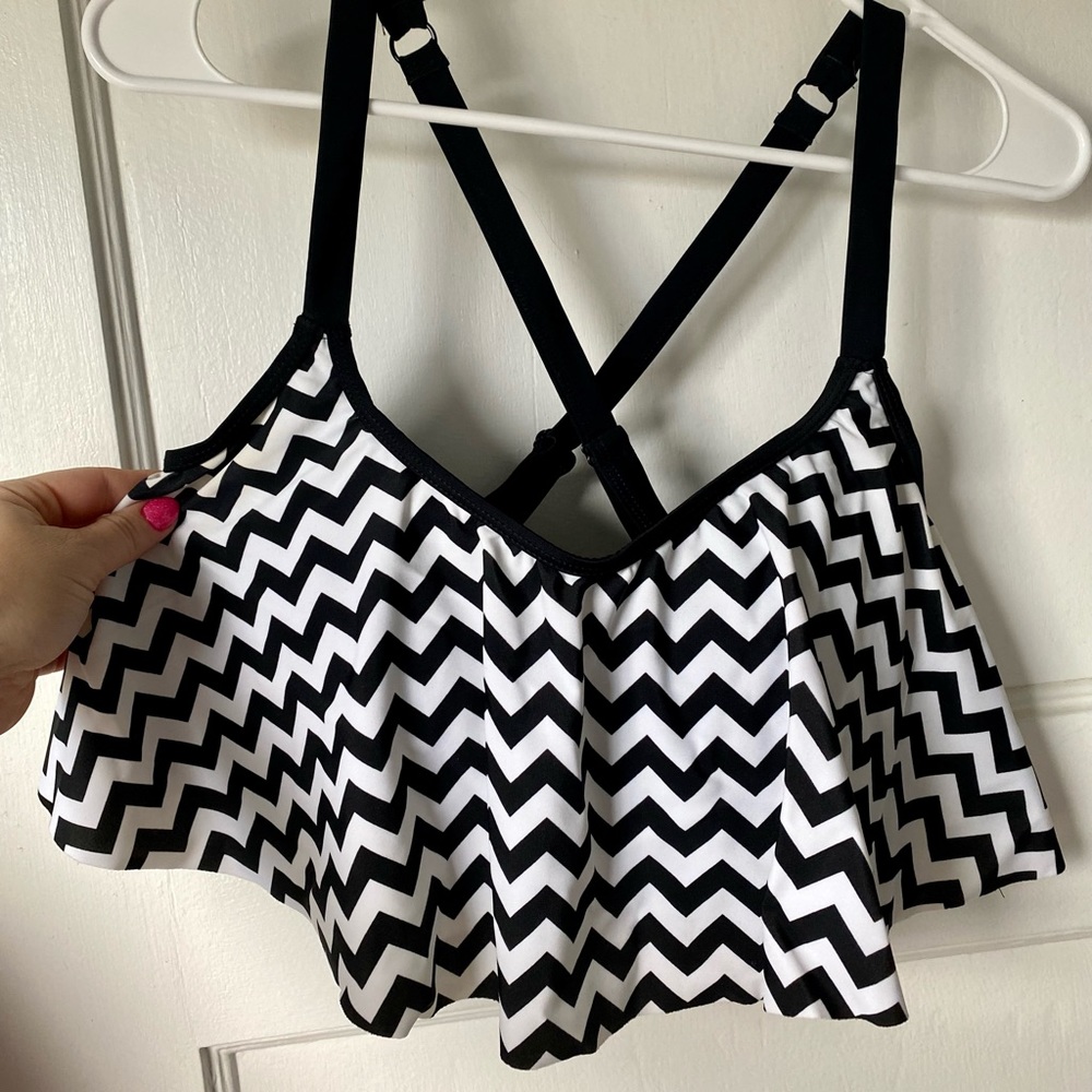 Torrid Black & White Chevron Wireless Flounce Bikini Top